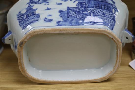 Two Chinese tureen and a jug